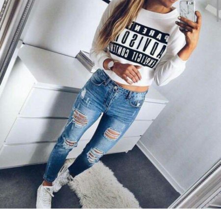 Красивая девушка в джинсах