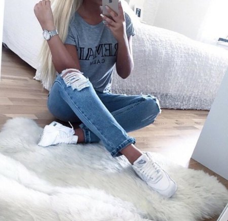 Блондинка в джинсах