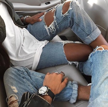 Ноги в рваных джинсах