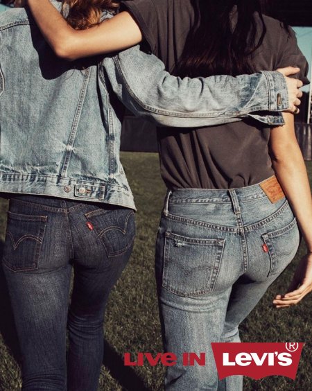 Девушка в джинсах сзади