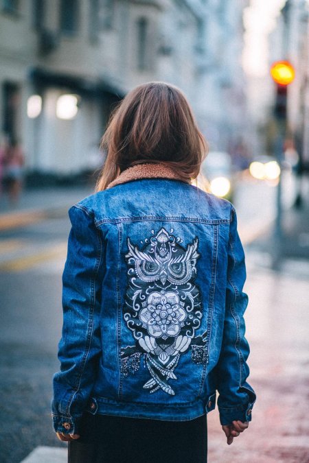 Вышивка на джинсовой куртке