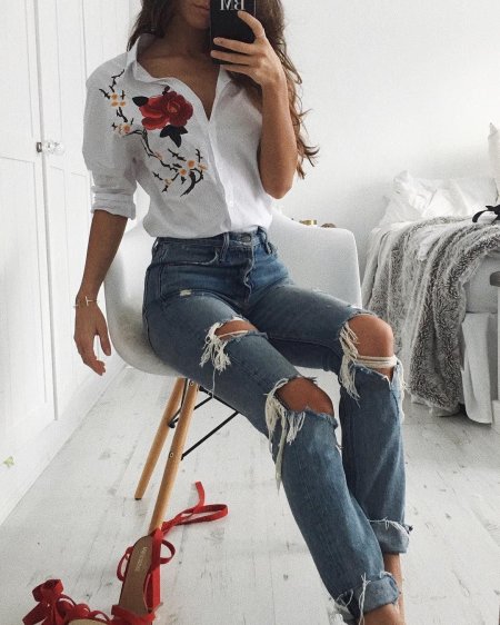 Красивая девушка в джинсах