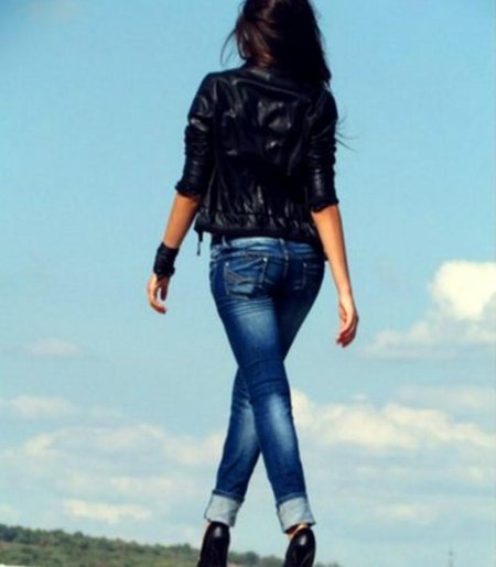 Девушка в кожаной куртке