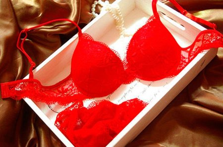 Красивое красное нижнее белье