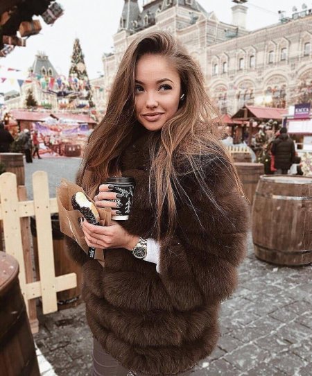 Красивая девушка в шубе