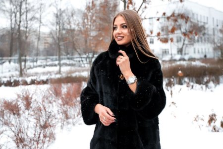 Девушка в шубке