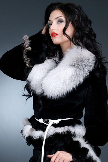 Девушка в шубе