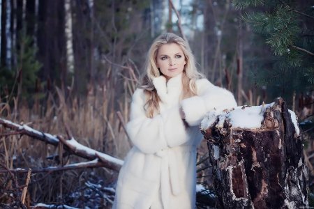 Девушка в шубе зимой