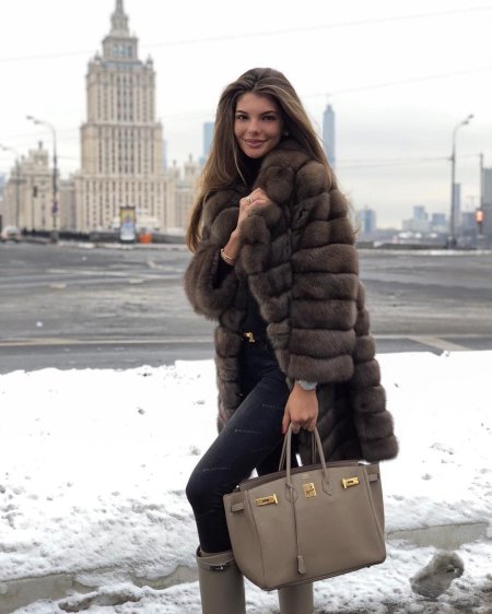 Девушка в шубе