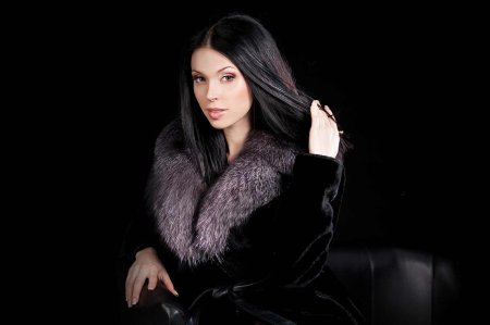 Красивая девушка в шубе