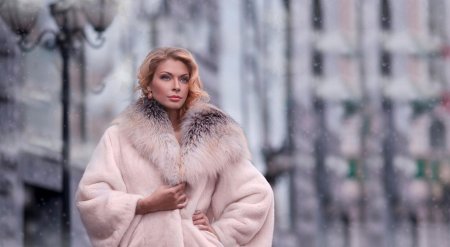 Женщина в шубе