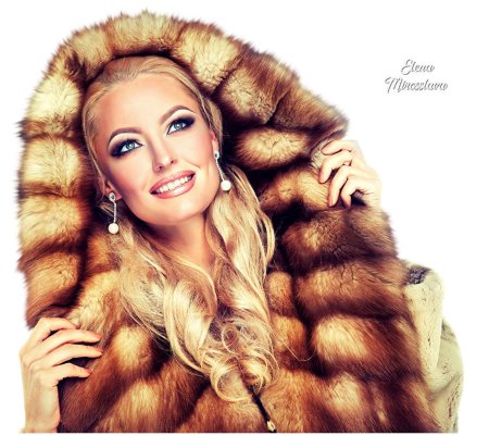 Девушка в шубе