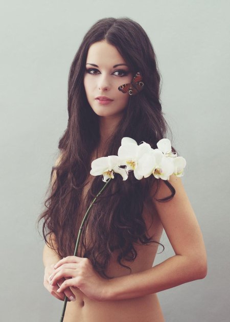 Девушки с орхидеями