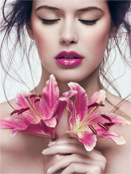 Девушка с лилиями