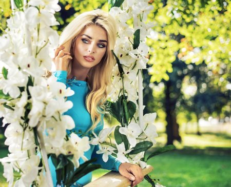 Красивая блондинка