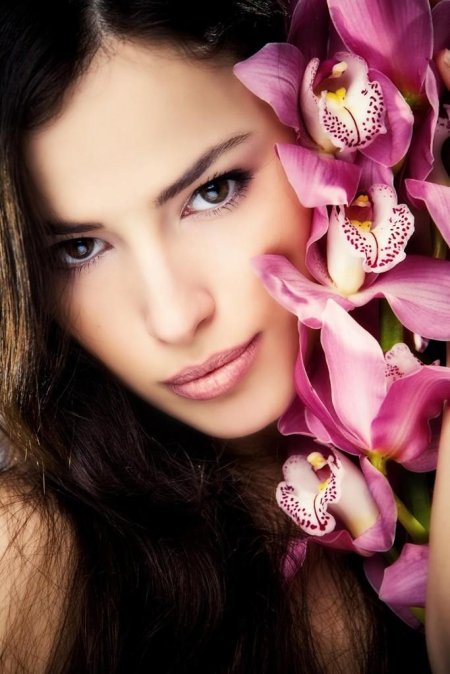 Девушка с орхидеей