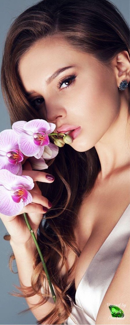 Девушка с орхидеей