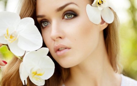 Девушка с орхидеей