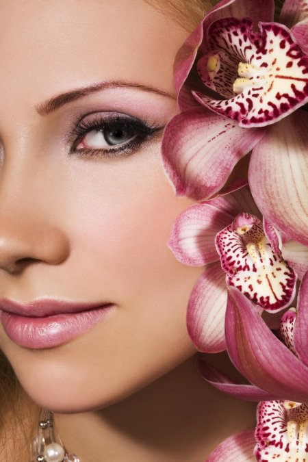 Девушка с орхидеей
