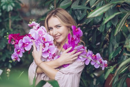 Девушка с орхидеей