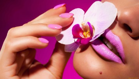 Девушка с красивым маникюром