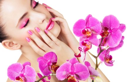 Маникюр с орхидеями