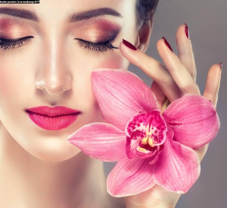 Красивая девушка с орхидеей