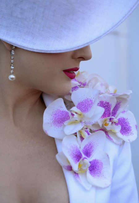 Девушка с орхидеей