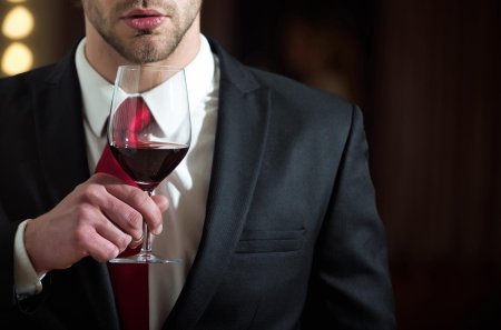 Мужчина с бокалом
