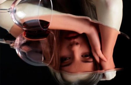 Женщина с бокалом