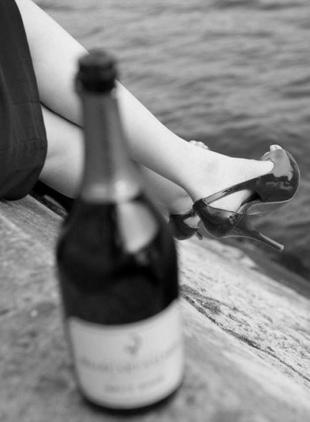 Девушка с бутылкой вина