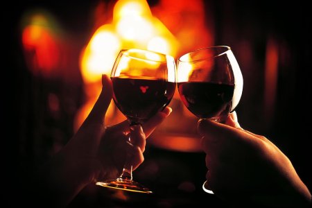 Два бокала с вином