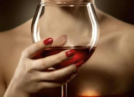 Три девушки с бокалами