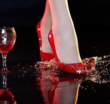 Красные туфли на высоком каблуке