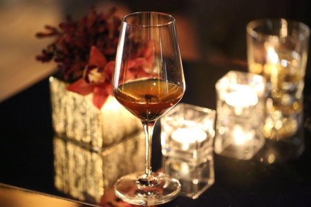 Коньяк в бокале