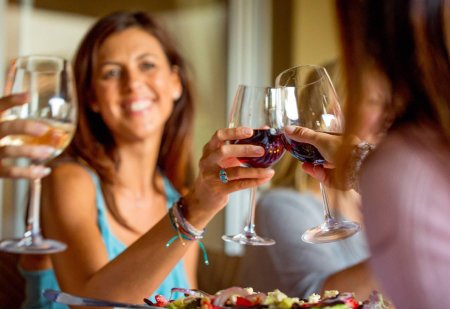 Девушка пьет вино