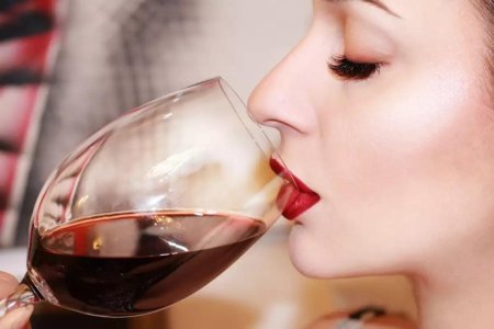 Женщина пьет вино