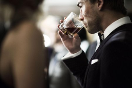 Девушки с бокалами виски