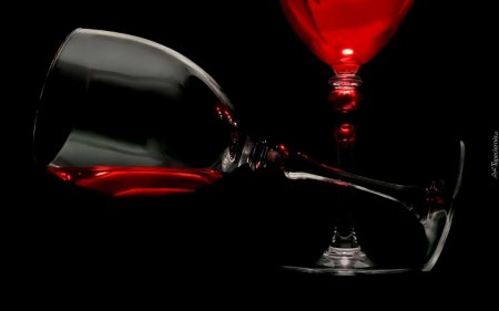 Бокал с красным вином