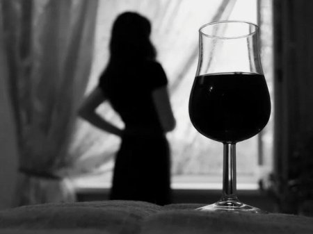 Девушка с бокалом вина