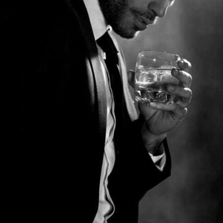 Мужчина с бокалом