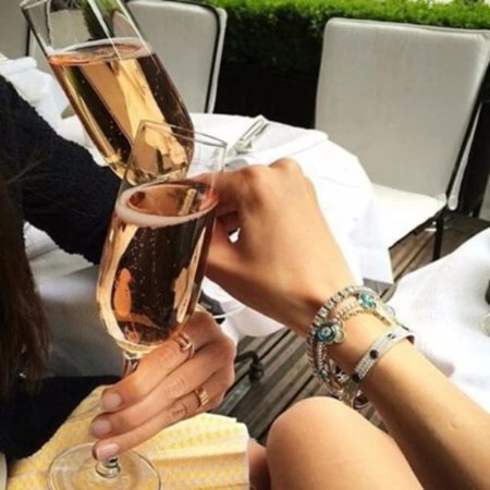 Рука с бокалом