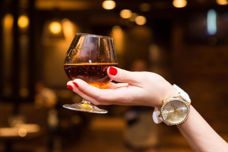 Коньяк в бокале