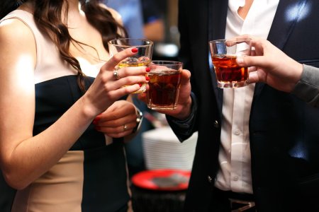 Мужчина и женщина выпивают