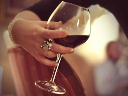 Бокал в руке девушки