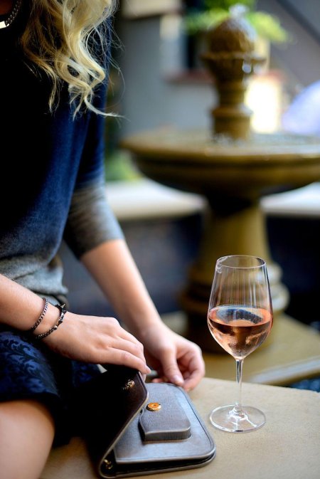 Блондинка с вином