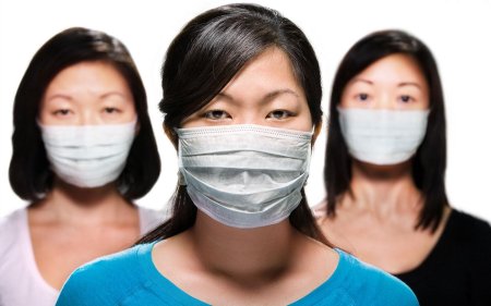 Девушка в медицинской маске