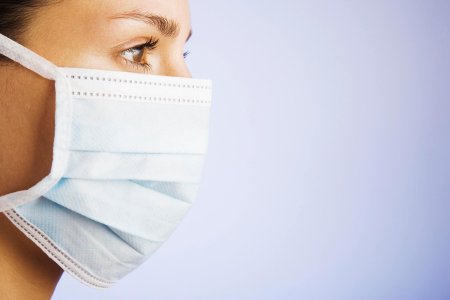 Девушка в маске медицинской