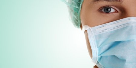 Врач в маске