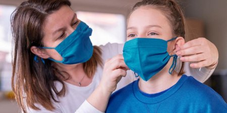 Дети в масках